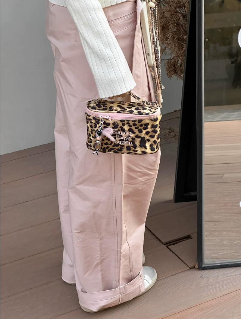 A Sunday Pause Botton Bag